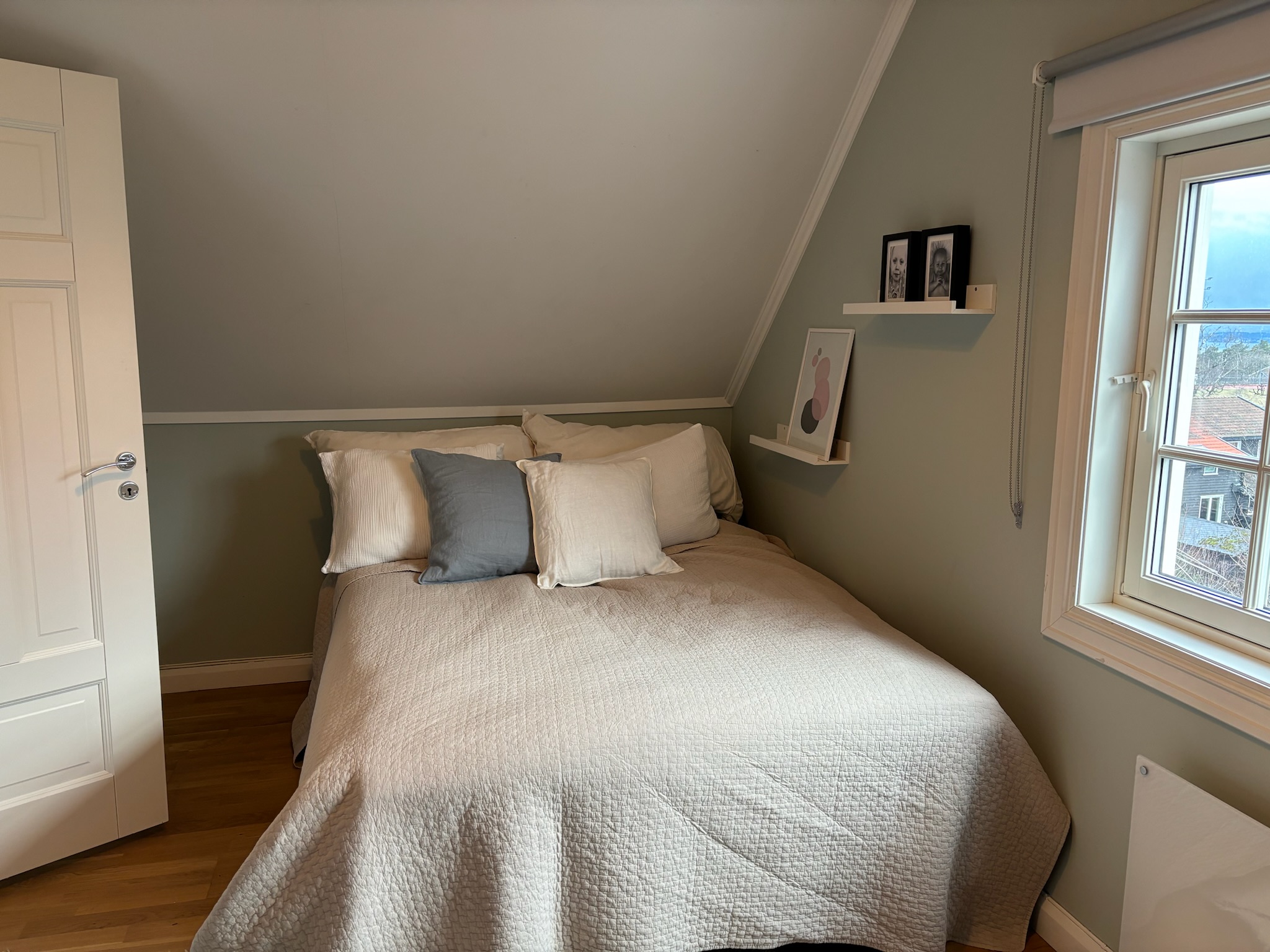 Bedroom 5 with working desk with monitors